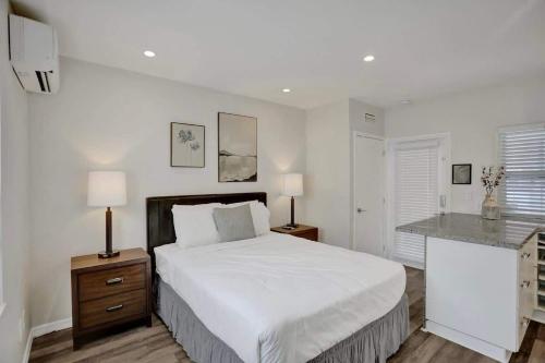 Beach Isles Modern Studio Apartment in Fort Lauderdale with Patio
