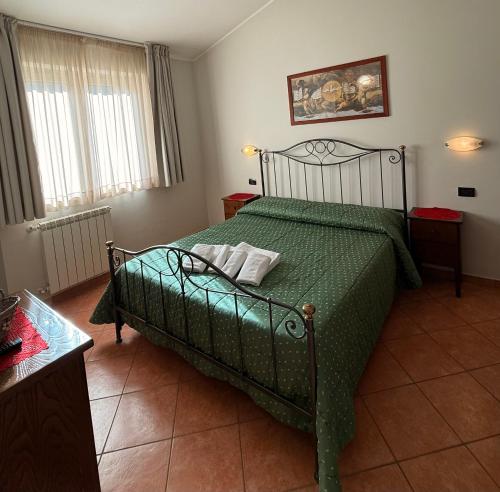 2 queen beds, 1 twin bed