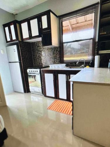 Peaceful and modern family stay in Bon Accord Village