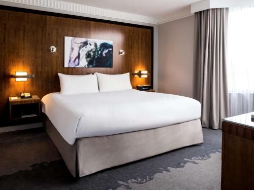 Superior King Room with City View image 2