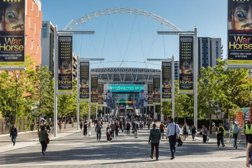 Wembley Stadium Luxury apartment - Balcony views, Netflix, Pool & Ping Pong - sleeps 9, Londýn