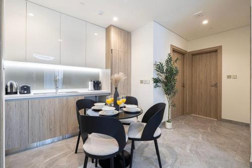 Luxury 3 Bedroom Apartment 8 mins from Dubai Mall Sleeps 6 people - image 6