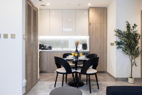 Luxury 3 Bedroom Apartment 8 mins from Dubai Mall Sleeps 6 people - image 9