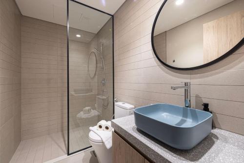 Luxury 3 Bedroom Apartment 8 mins from Dubai Mall Sleeps 6 people - image 5