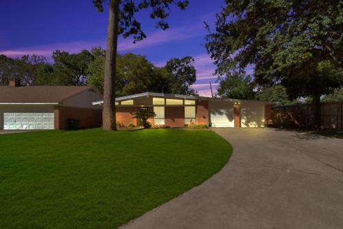Sleeps 16+, Game Room + 75” TV, Fire Pit + BBQ – khách sạn tại Tây Houston