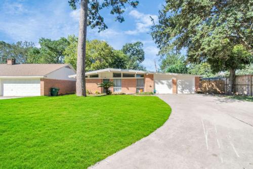 Sleeps 16+ Game Room + 75” TV Fire Pit + BBQ - image 7