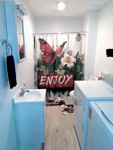 Bathroom, Cosy single-level home with laundry and parking in Huntington (WV)