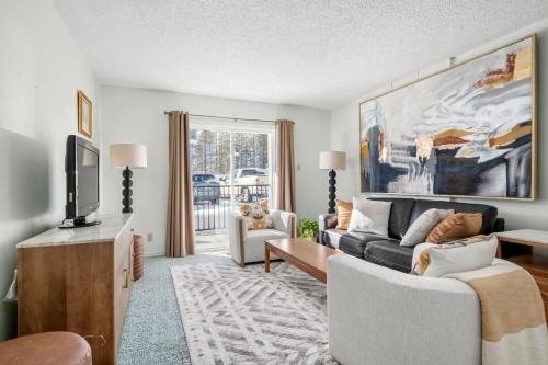 客房, Charming 1BR Near DT Kimberley: Pool, Hot Tub, Gym in 金伯利