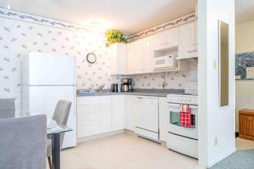 Charming 1BR Near DT Kimberley: Pool, Hot Tub, Gym in 金伯利