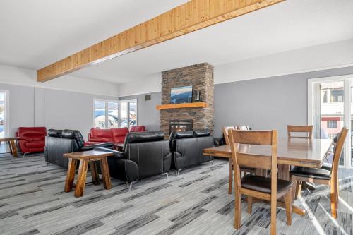 共用Lounge/電視區, Charming 1BR Near DT Kimberley: Pool, Hot Tub, Gym in 金伯利