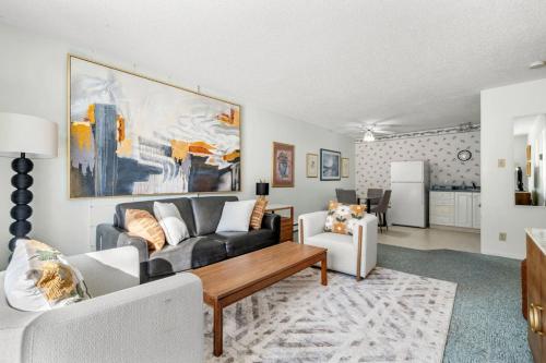 Charming 1BR Near DT Kimberley: Pool, Hot Tub, Gym in 金伯利