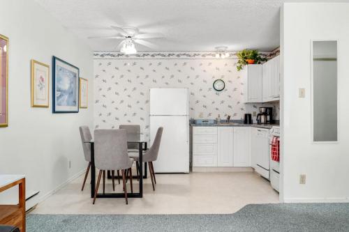 Charming 1BR Near DT Kimberley: Pool, Hot Tub, Gym in 金伯利