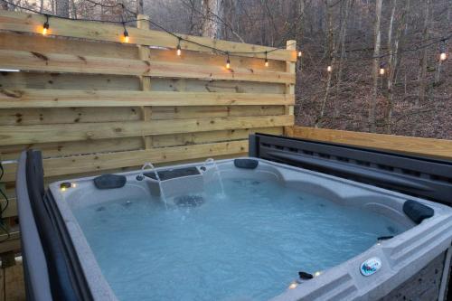 The Mountain Magnolia-Hot Tub on Private Deck - image 2