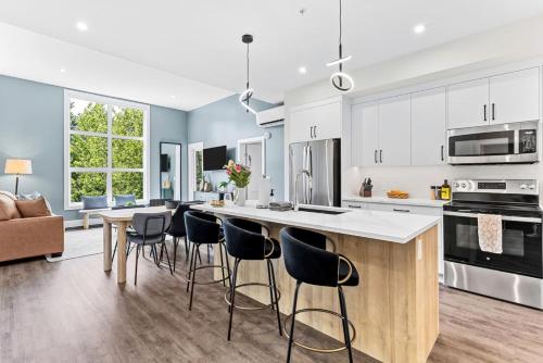 Scenic Riverstone 2BR w/ Balcony + BBQ, Sleeps 6! in 戈爾登市區