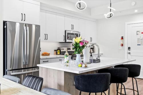 Scenic Riverstone 2BR w/ Balcony + BBQ, Sleeps 6! in 戈爾登市區