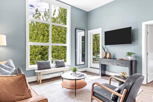 Scenic Riverstone 2BR w/ Balcony + BBQ, Sleeps 6! in 戈爾登市區