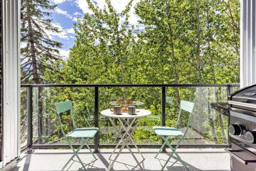 陽台/露台, Scenic Riverstone 2BR w/ Balcony + BBQ, Sleeps 6! in 戈爾登市區