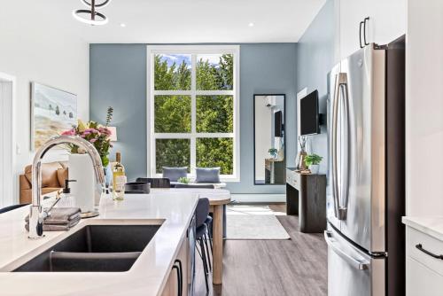 Scenic Riverstone 2BR w/ Balcony + BBQ, Sleeps 6! in 戈爾登市區