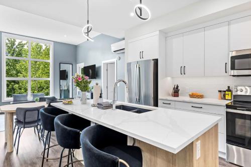 Scenic Riverstone 2BR w/ Balcony + BBQ, Sleeps 6! in 戈爾登市區