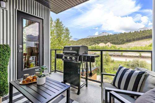 陽台/露台, Luxe 3BR Golden Hideaway Top Floor, Balcony & BBQ in 戈爾登市區