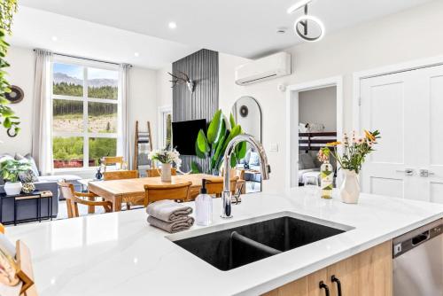 設施, Luxe 3BR Golden Hideaway Top Floor, Balcony & BBQ in 戈爾登市區