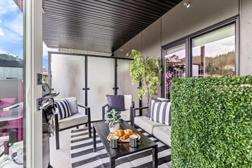 陽台/露台, Luxe 3BR Golden Hideaway Top Floor, Balcony & BBQ in 戈爾登市區