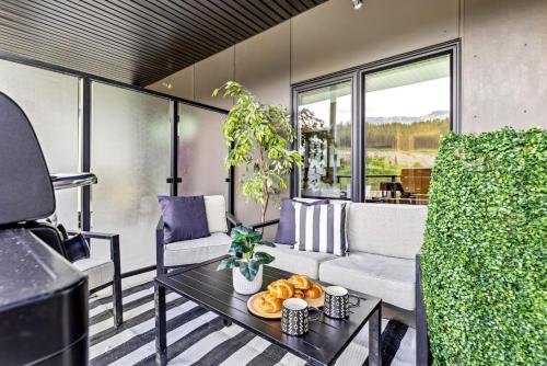 陽台/露台, Luxe 3BR Golden Hideaway Top Floor, Balcony & BBQ in 戈爾登市區