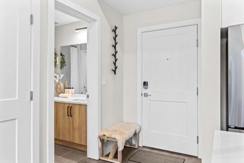 入口, Luxe 3BR Golden Hideaway Top Floor, Balcony & BBQ in 戈爾登市區