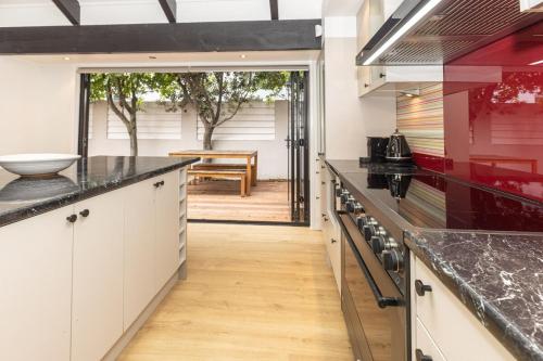 Pet friendly downtown Mt Maunganui 3 bedroom home in تاورانجا