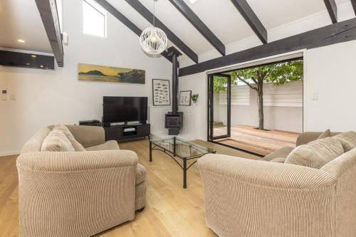 Pet friendly downtown Mt Maunganui 3 bedroom home in تاورانجا