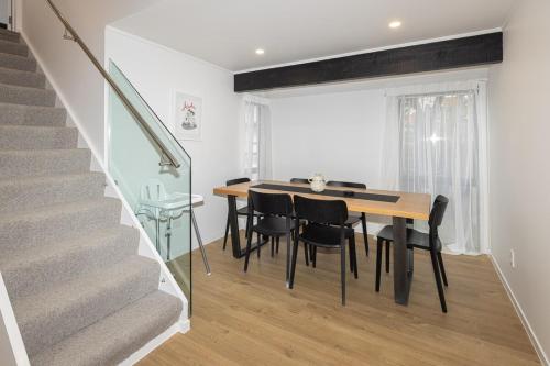 Pet friendly downtown Mt Maunganui 3 bedroom home in تاورانجا