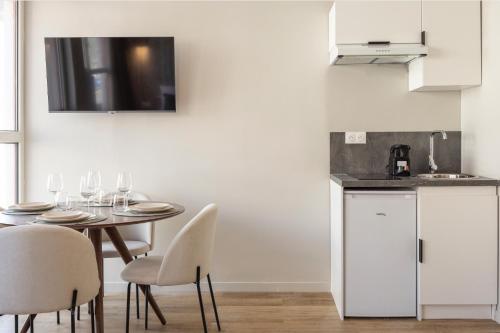 Studio moderne et climatise - proche Paris in Le Pre-Saint-Gervais