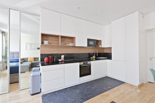 Quartier Champs-Élysées 1 Bedroom Apartment Free Netflix - image 8