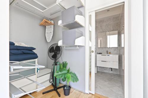 Quartier Champs-Élysées 1 Bedroom Apartment Free Netflix - image 4