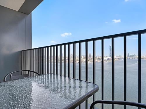 Creek Harbour Gem Stylish 2BR with Stunning Views-17 - image 2