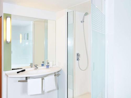 Twin Room image 6