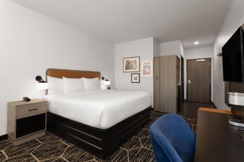 La Quinta Inn & Suites by Wyndham Olive Branch - image 5