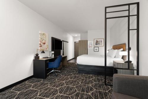 La Quinta Inn & Suites by Wyndham Olive Branch - image 7