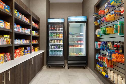 La Quinta Inn & Suites by Wyndham Olive Branch - image 2
