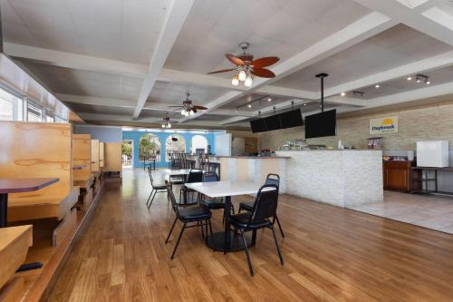 Days Inn by Wyndham Fort Myers Springs Resort - image 13