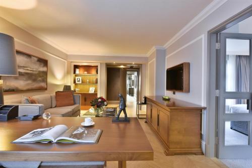 room detail thumbnail 1