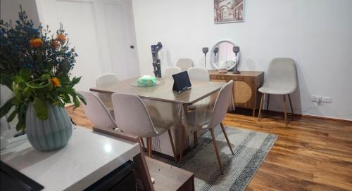 Private Room with a view, close to everything in Taylor tavak