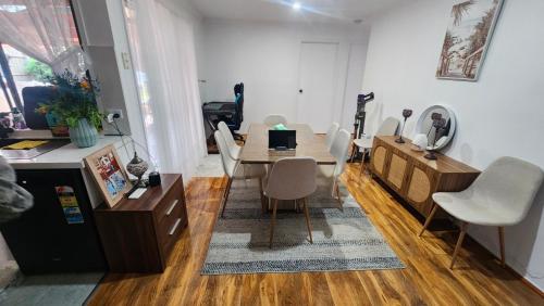 Private Room with a view, close to everything in Taylor tavak