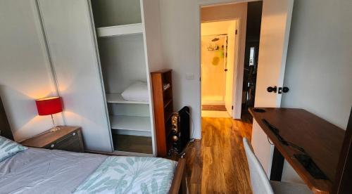 Private Room with a view, close to everything in Taylor tavak