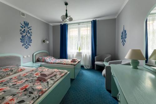 1 double bed, 2 twin beds