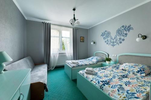 1 double bed, 1 twin bed