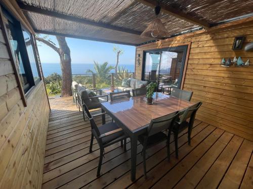 Superbe chalet vue mer panoramique ! – khách sạn tại Le Dramont