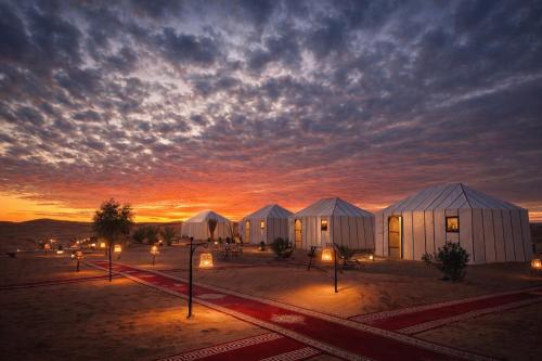 Sahara Magic Luxury Camp & Camel trek in Lac Yasmins