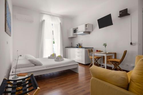 Sunny studio with terrace in best central area