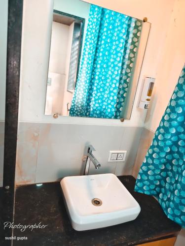 Vannas istaba, RK Hotel in Boisar